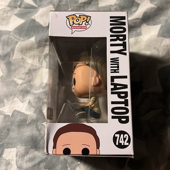 GameStop Exclusive Morty with Laptop Funko pop - Picture 4 of 7